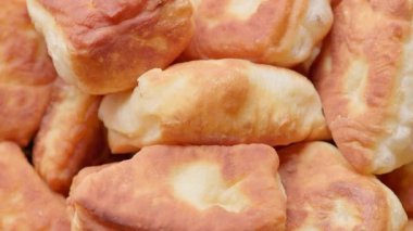 Pikapta dönen ev yapımı kızarmış turtalar, seçici odaklanma, döngüsel görüntüler. Altın-kahverengi kabuk, yumuşak iç mekan, insan yok, tam çerçeve manzaralı..