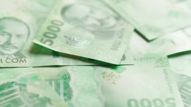 Yeni 5000 Kırgızistan Som banknotunun döner arkaplanı, tam kare döngüsel arkaplan