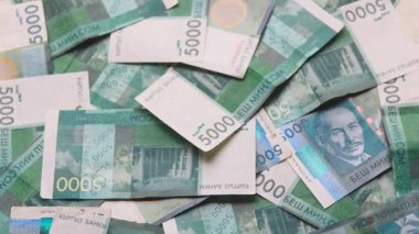 5.000 Kırgızistan Som banknotunun döner arkaplanı, tam kare döngüsel arkaplan