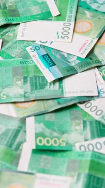 5.000 Kırgızistan Som banknotunun döner arkaplanı, tam kare döngüsel arkaplan