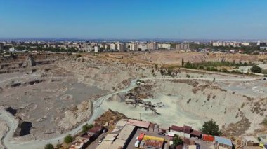 Güneşli yaz gününde Güney Bishkek 'te kum ve çakıl ocağının hava aracı görüntüsü..