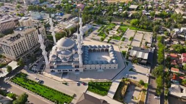 2024 yazında Kırgızistan 'ın Bişkek kentindeki Türk Camii olarak da bilinen Bişkek Merkez Camii' nin hava görüntüleri. İslami mimari, minareler ve çevre kentsel alan. Kültürel ve dini projeler için ideal.