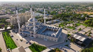 2024 yazında Kırgızistan 'ın Bişkek kentindeki Türk Camii olarak da bilinen Bişkek Merkez Camii' nin hava görüntüleri. İslami mimari, minareler ve çevre kentsel alan. Yörünge kamerası hareketi.