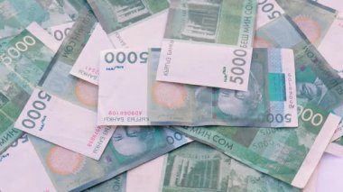 5.000 Kırgızistan Som banknotunun döner arkaplanı, tam kare döngüsel arkaplan