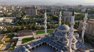 2024 yazında Kırgızistan 'ın Bişkek kentindeki Türk Camii olarak da bilinen Bişkek Merkez Camii' nin hava görüntüleri. İslami mimari, minareler ve çevre kentsel alan. Dolly geri kamera hareketi.