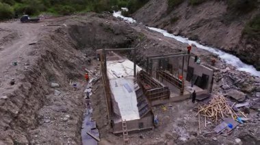 Kırgızistan, Belogorka 'daki Tuyuk Nehri üzerinde güçlendirilmiş beton hidroelektrik yapı inşa eden hava aracının görüntüleri 27 Ağustos 2024