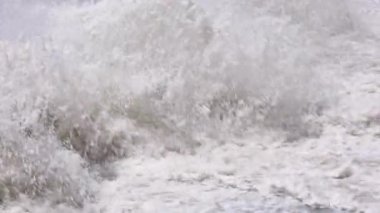 Beton su sızıntısı kanalı eğimindeki paraşüt dengeleyici bloklar. Yavaşlayan su akışını yavaşlatıyor..