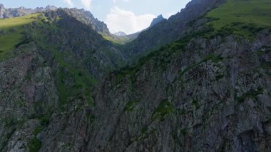 Kırgızistan 'ın Tian Shan dağlarındaki kayalık bir vadi boyunca havadan çekim. Açık hava ve engebeli arazi.