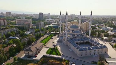 2024 yazında Kırgızistan 'ın Bişkek kentindeki Türk Camii olarak da bilinen Bişkek Merkez Camii' nin hava görüntüleri. İslami mimari, minareler ve çevre kentsel alan. Kültürel ve dini projeler için ideal.