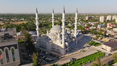 2024 yazında Kırgızistan 'ın Bişkek kentindeki Türk Camii olarak da bilinen Bişkek Merkez Camii' nin hava görüntüleri. İslami mimari, minareler ve çevre kentsel alan. Yörünge kamerası hareketi.