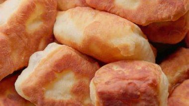 Pikapta dönen ev yapımı kızarmış turtalar, seçici odaklanma, döngüsel görüntüler. Altın-kahverengi kabuk, yumuşak iç mekan, insan yok, tam çerçeve manzaralı..