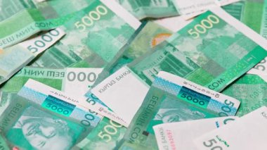 5.000 Kırgızistan Som banknotunun döner arkaplanı, tam kare döngüsel arkaplan