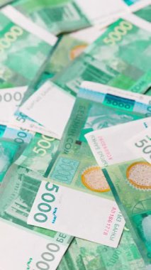 5.000 Kırgızistan Som banknotunun döner arkaplanı, tam kare döngüsel arkaplan