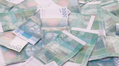 5.000 Kırgızistan Som banknotunun döner arkaplanı, tam kare döngüsel arkaplan