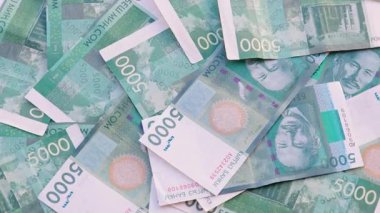 5.000 Kırgızistan Som banknotunun döner arkaplanı, tam kare döngüsel arkaplan