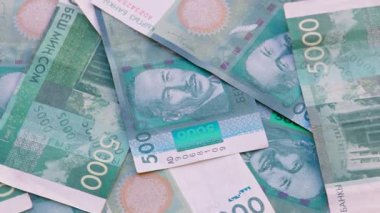 5.000 Kırgızistan Som banknotunun döner arkaplanı, tam kare döngüsel arkaplan