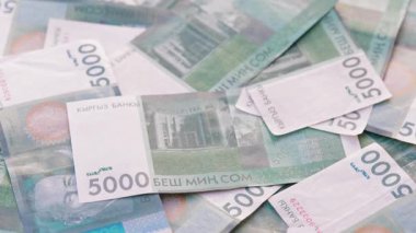 5.000 Kırgızistan Som banknotunun döner arkaplanı, tam kare döngüsel arkaplan