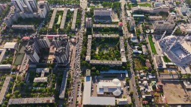 2024 yazında Kırgızistan 'ın Bikek kentinin hava görüntülerinde Zafer Meydanı, Kırgız Devlet Sirki ve Türk Camii yer alıyor. Orta Asya şehir simgeleri ve kültür sahaları projeleri için ideal.
