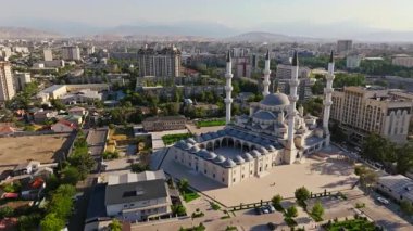 2024 yazında Kırgızistan 'ın Bişkek kentindeki Türk Camii olarak da bilinen Bişkek Merkez Camii' nin hava görüntüleri. İslami mimari, minareler ve çevre kentsel alan. Kültürel ve dini projeler için ideal.