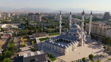 2024 yazında Kırgızistan 'ın Bişkek kentindeki Türk Camii olarak da bilinen Bişkek Merkez Camii' nin hava görüntüleri. İslami mimari, minareler ve çevre kentsel alan. Kültürel ve dini projeler için ideal.