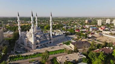 2024 yazında Kırgızistan 'ın Bişkek kentindeki Türk Camii olarak da bilinen Bişkek Merkez Camii' nin hava görüntüleri. İslami mimari, minareler ve çevre kentsel alan. Kültürel ve dini projeler için ideal.