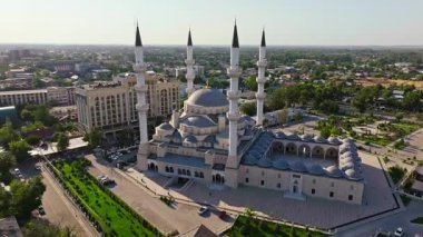 2024 yazında Kırgızistan 'ın Bişkek kentindeki Türk Camii olarak da bilinen Bişkek Merkez Camii' nin hava görüntüleri. İslami mimari, minareler ve çevre kentsel alan. Yörünge kamerası hareketi.