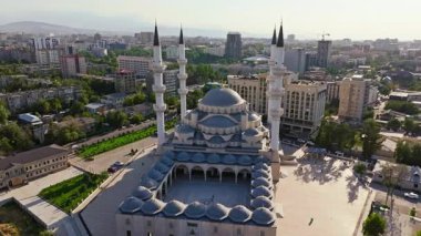 2024 yazında Kırgızistan 'ın Bişkek kentindeki Türk Camii olarak da bilinen Bişkek Merkez Camii' nin hava görüntüleri. İslami mimari, minareler ve çevre kentsel alan. Yörünge kamerası hareketi.