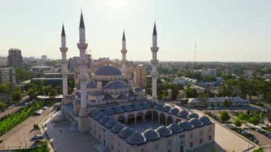2024 yazında Kırgızistan 'ın Bişkek kentindeki Türk Camii olarak da bilinen Bişkek Merkez Camii' nin hava görüntüleri. İslami mimari, minareler ve çevre kentsel alan. Kültürel ve dini projeler için ideal.