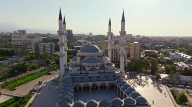 2024 yazında Kırgızistan 'ın Bişkek kentindeki Türk Camii olarak da bilinen Bişkek Merkez Camii' nin hava görüntüleri. İslami mimari, minareler ve çevre kentsel alan. Kültürel ve dini projeler için ideal.