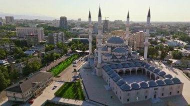 2024 yazında Kırgızistan 'ın Bişkek kentindeki Türk Camii olarak da bilinen Bişkek Merkez Camii' nin hava görüntüleri. İslami mimari, minareler ve çevre kentsel alan. Kültürel ve dini projeler için ideal.