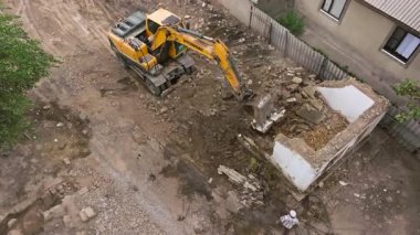 Sokuluk, Kygryzstan 'daki eski kerpiç duvarını yıkan bir kazıcının hava görüntüsü - 24 Ağustos 2024