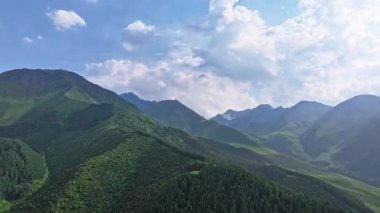 Kırgızistan 'da yaz mevsiminde yağmur sonrası dağ manzarasının havadan hiperaktifleşmesi. Chunkurchak Boğazı.