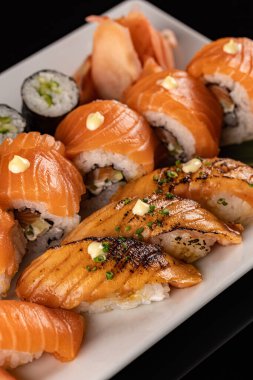 Somonlu Nigiri Suşi. Lezzetli geleneksel Japon yemekleri.