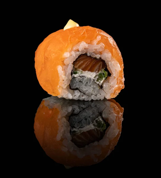Rollo Sushi Comida Japonesa Sobre Fondo Negro — Foto de Stock