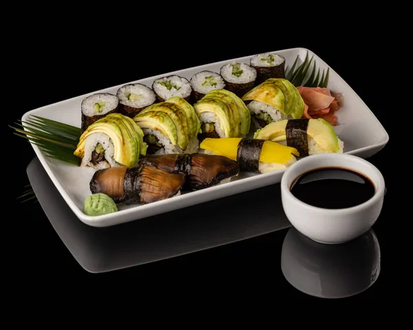 ベジタリアン寿司の盛り合わせと醤油セット — ストック写真