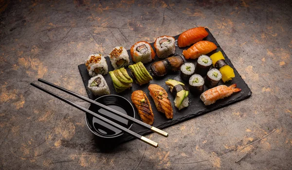 醤油で出される寿司の種類 ロイヤリティフリーのストック写真