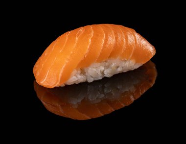 Somonlu klasik suşi. Nigiri siyah arkaplan üzerine