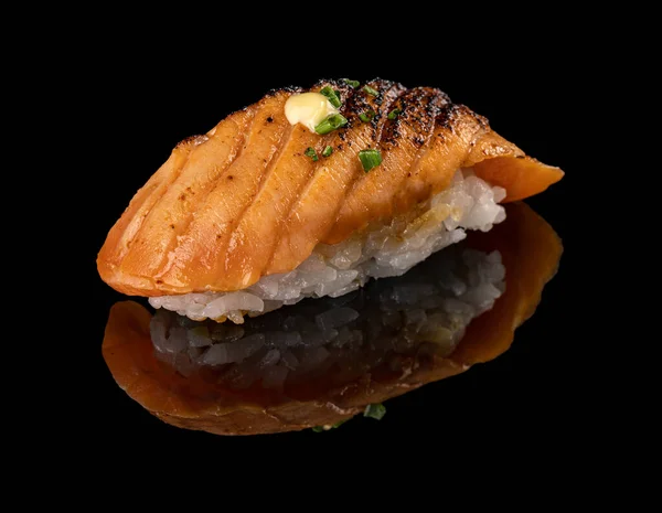 サーモンと寿司 黒を背景に二切 — ストック写真