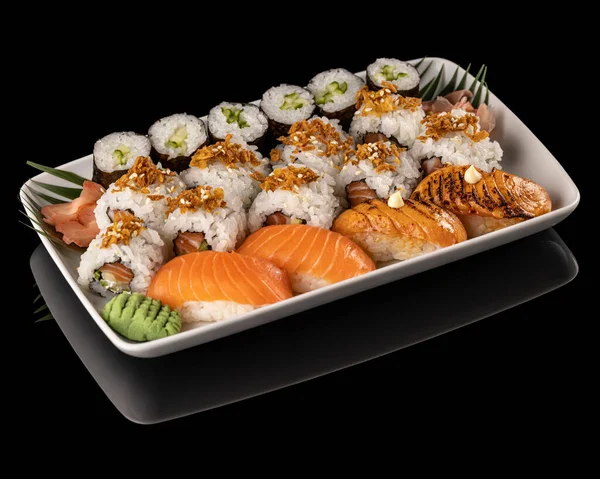 白皿に盛り付けられる寿司の種類は様々である — ストック写真