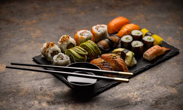 Comida Japonesa Sushi Sushi Surtido Servido Con Soja Imagen De Stock