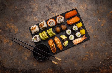 Japon yemeği konsepti. Sushi, grunge arkaplanındaki menüyü ayarla