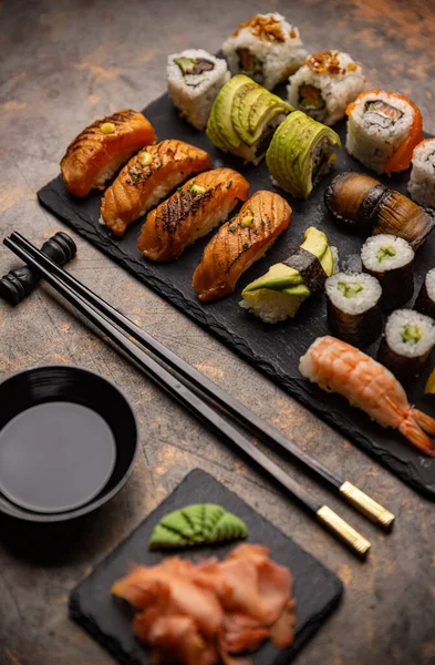 Különféle Japán Sushi Szójaszósszal Tálalva — Stock Fotó
