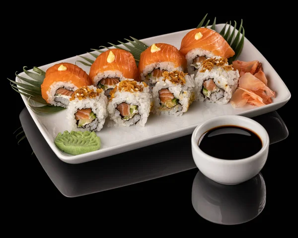 Nigiri Rollos Sushi Servidos Con Salsa Soja Sobre Fondo Negro —  Fotos de Stock