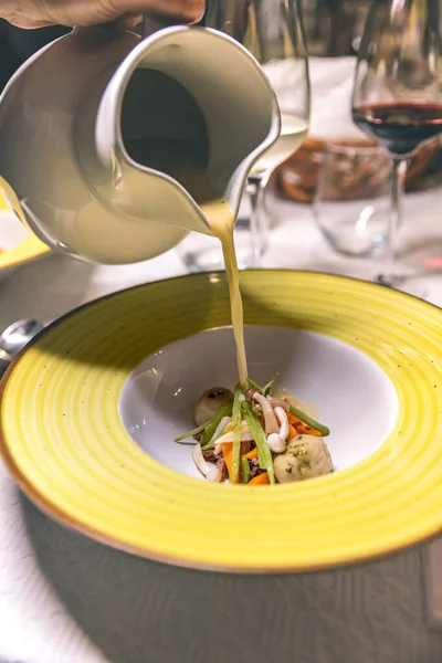 Chef Versare Zuppa Nel Piatto Sul Tavolo Cena Lusso — Foto Stock
