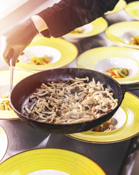 Chef Decorando Prato Com Cogumelos Shimeji Cozinha Restaurante — Fotografia de Stock