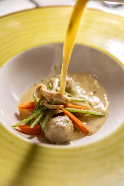 Sopa Gourmet Creativa Con Una Porción Original Verter Sopa Plato — Foto de Stock