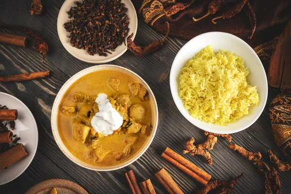 Kryddig Kyckling Tillagad Med Currysås Och Ris Ovanifrån — Stockfoto