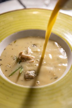 Tabağa çorba dökmek, restoran yemeği konsepti.