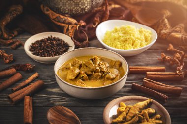 Hint tereyağlı tavuk ve basmati pilavı.