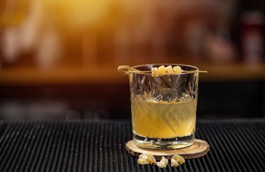 Viski limonlu kokteyl. Limon suyu, viski ve zencefilli uzun bir içki.
